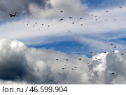 Массовое десантирование военнослужащих в ходе тактических учений. Стоковое фото, фотограф Александр Рюмин / ТАСС / Фотобанк Лори