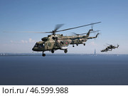 Санкт-Петербург. Вертолеты Ми-8 во время показательного полета (2020 год). Редакционное фото, фотограф Петр Ковалев / ТАСС / Фотобанк Лори