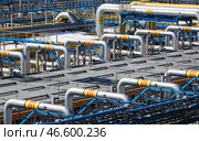 Один из участков установки комплексной подготовки газа. Стоковое фото, фотограф Кирилл Кухмарь / ТАСС / Фотобанк Лори