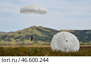 Десантирование военнослужащих на учебный полигон. Стоковое фото, фотограф Юрий Смитюк / ТАСС / Фотобанк Лори