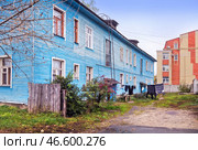 Голубой деревянный дом-барак, Муром, Владимирская область (2012 год). Стоковое фото, фотограф Baturina Yuliya / Фотобанк Лори
