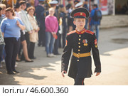 Суворовец в военной форме, Школьники- юноармейцы участники праздничного парада в марше бессмертного полка с плакатами участников Великой Отечественной войны.Девятого Мая День Победы Россия, Екатеринбург. Schoolchildren - participants of the costumed procession in the march of the immortal regiment with posters of the participants of the Great Patriotic War. May 2nd Victory Day Russia, Yekaterinburg (2019 год). Редакционное фото, фотограф Юрий Карачев / Фотобанк Лори