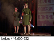Выступление народных коллективов на празднике девятого мая, в День Победы в Великой Отечественной войне, исполнение военных песен хоровым коллективом артистов, одетых в военную форму 1945 годаPerformance of folk groups on the holiday of May 9, Victory Day in the Great Patriotic War, performance of war songs by a choir of artists dressed in military uniforms of 1945 (2019 год). Редакционное фото, фотограф Юрий Карачев / Фотобанк Лори