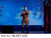 Выступление народных коллективов на празднике девятого мая, в День Победы в Великой Отечественной войне, исполнение военных песен хоровым коллективом артистов, одетых в военную форму 1945 годаPerformance of folk groups on the holiday of May 9, Victory Day in the Great Patriotic War, performance of war songs by a choir of artists dressed in military uniforms of 1945 (2019 год). Редакционное фото, фотограф Юрий Карачев / Фотобанк Лори