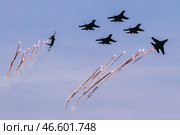Самолеты Су-35С, отстреливающие тепловые ловушки, во время показательного полета. Стоковое фото, фотограф Сергей Бобылев / ТАСС / Фотобанк Лори