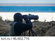 Военнослужащий с армейским биноклем. Стоковое фото, фотограф Андрей Рубцов / ТАСС / Фотобанк Лори