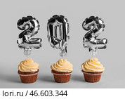 Вкусные праздничные кексы с номером 202 на светлом фоне. Стоковое фото, фотограф Pixel_shot / Фотобанк Лори