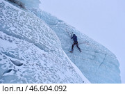 Кабардино-Балкарская Республика. Альпинист на леднике. Стоковое фото, фотограф Антон Подгайко / ТАСС / Фотобанк Лори