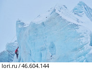Кабардино-Балкарская Республика. Альпинист на леднике. Стоковое фото, фотограф Антон Подгайко / ТАСС / Фотобанк Лори