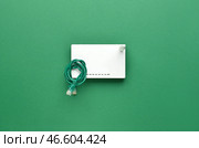 Маршрутизатор Wi-Fi с антенной и сетевым кабелем на цветном фоне. Стоковое фото, фотограф Pixel_shot / Фотобанк Лори