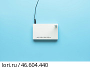 Маршрутизатор Wi-Fi с антенной и сетевым кабелем на цветном фоне. Стоковое фото, фотограф Pixel_shot / Фотобанк Лори