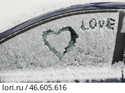 Сердце и слово ЛЮБОВЬ нарисованы на заснеженном боковом стекле машины на улице, крупным планом. Стоковое фото, фотограф Pixel_shot / Фотобанк Лори