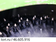 Шипы на колесах автомобиля. Стоковое фото, фотограф Александр Рюмин / ТАСС / Фотобанк Лори