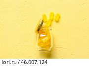 Стеклянная банка со сладкими желейными мишками на цветном фоне. Стоковое фото, фотограф Pixel_shot / Фотобанк Лори