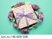 Еврейские лепешки с цветами на цветном фоне. Стоковое фото, фотограф Pixel_shot / Фотобанк Лори
