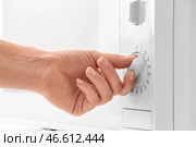 Молодая женщина разогревает еду в микроволновой печи, крупным планом. Стоковое фото, фотограф Pixel_shot / Фотобанк Лори