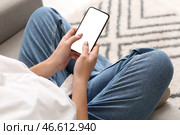 Красивая молодая женщина пользуется мобильным телефоном дома, крупным планом. Стоковое фото, фотограф Pixel_shot / Фотобанк Лори