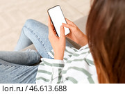 Женщина с мобильным телефоном проверяет электронную почту на диване, крупным планом. Стоковое фото, фотограф Pixel_shot / Фотобанк Лори