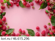 Свежая малина на розовом фоне — яркая летняя рамка для текста. Стоковое AI-изображение, AI-художник Anna Leeva / Фотобанк Лори