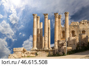Temple of Zeus, Jordanian city of Jerash (Gerasa of Antiquity), capital and largest city of Jerash Governorate, Jordan. Against the background of a beautiful sky with clouds (2016 год). Стоковое фото, фотограф Владимир Журавлев / Фотобанк Лори