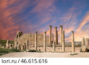 Temple of Zeus, Jordanian city of Jerash (Gerasa of Antiquity), capital and largest city of Jerash Governorate, Jordan. Against the background of a beautiful sky with clouds (2016 год). Стоковое фото, фотограф Владимир Журавлев / Фотобанк Лори