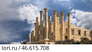 Temple of Zeus, Jordanian city of Jerash (Gerasa of Antiquity), capital and largest city of Jerash Governorate, Jordan. Against the background of a beautiful sky with clouds (2016 год). Стоковое фото, фотограф Владимир Журавлев / Фотобанк Лори