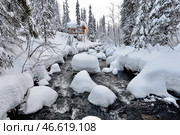 Заснеженная лесная беседка у ручья. Стоковое фото, фотограф Лев Федосеев / ТАСС / Фотобанк Лори