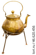 Старый латунный чайник на подставке - треноге на белом фоне. Old brass kettle on white background. Стоковое фото, фотограф Татьяна Д / Фотобанк Лори