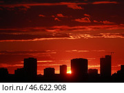 Силуэты зданий на фоне закатного неба. Стоковое фото, фотограф Сергей Фадеичев / ТАСС / Фотобанк Лори