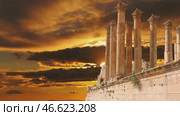 Temple of Zeus, Jordanian city of Jerash (Gerasa of Antiquity), capital and largest city of Jerash Governorate, Jordan. Against the background of the sunset. Стоковое видео, видеограф Владимир Журавлев / Фотобанк Лори