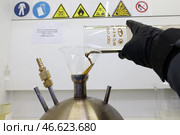 Определение фракционного состава нефти. Стоковое фото, фотограф Егор Алеев / ТАСС / Фотобанк Лори