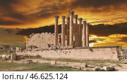 Temple of Zeus, Jordanian city of Jerash (Gerasa of Antiquity), capital and largest city of Jerash Governorate, Jordan. Against the background of the sunset. 4K, time lapse, with zoom. Стоковое видео, видеограф Владимир Журавлев / Фотобанк Лори