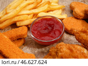 Вкусный фаст-фуд с томатным соусом на столе, крупным планом. Стоковое фото, фотограф Pixel_shot / Фотобанк Лори