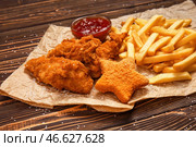 Вкусное фаст-фуд с томатным соусом на деревянном столе. Стоковое фото, фотограф Pixel_shot / Фотобанк Лори
