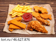 Вкусное фаст-фуд с томатным соусом на деревянном столе. Стоковое фото, фотограф Pixel_shot / Фотобанк Лори