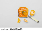 Вкусный тост с мандариновым джемом на белом фоне. Стоковое фото, фотограф Pixel_shot / Фотобанк Лори
