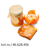 Вкусный тост с мандариновым джемом на белом фоне. Стоковое фото, фотограф Pixel_shot / Фотобанк Лори