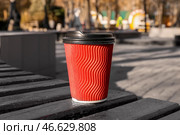 Чашка вкусного латте на вынос на скамейке в парке. Стоковое фото, фотограф Pixel_shot / Фотобанк Лори
