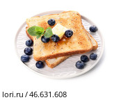 Вкусный поджаренный хлеб с медом, маслом и ягодами на белом фоне. Стоковое фото, фотограф Pixel_shot / Фотобанк Лори