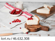 Кусочки сладкого вкусного чизкейка и красной смородины на столе. Стоковое фото, фотограф Pixel_shot / Фотобанк Лори
