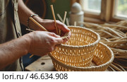 Man is making baskets out of straw. Стоковое AI-видео, аниматор Sergey Grishin / Фотобанк Лори