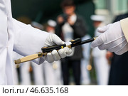 Морской кортик и погоны в руках военнослужащего. Стоковое фото, фотограф Юрий Смитюк / ТАСС / Фотобанк Лори