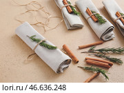 Салфетки с корицей и цветочным декором, подготовленные для сервировки стола на цветном фоне. Стоковое фото, фотограф Pixel_shot / Фотобанк Лори