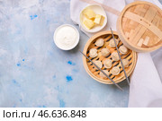 Пароварка с вкусными варениками на цветном фоне. Стоковое фото, фотограф Pixel_shot / Фотобанк Лори