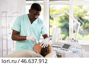cosmetic doctor skillfully performed. Стоковое фото, фотограф Яков Филимонов / Фотобанк Лори