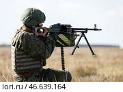 Военнослужащий во время стрельбы из пулемета. Стоковое фото, фотограф Алексей Коновалов / ТАСС / Фотобанк Лори
