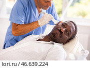African American undergoing high frequency ultrasound facial therapy. Стоковое фото, фотограф Яков Филимонов / Фотобанк Лори