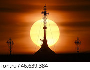 Церковные кресты на фоне солнца на рассвете. Стоковое фото, фотограф Владимир Смирнов / ТАСС / Фотобанк Лори
