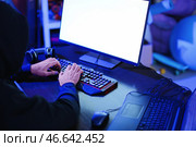 Профессиональный хакер, использующий компьютер в темной комнате. Стоковое фото, фотограф Pixel_shot / Фотобанк Лори