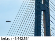 Самолет, пролетающий поблизости от тросов вантового моста. Стоковое фото, фотограф Юрий Смитюк / ТАСС / Фотобанк Лори
